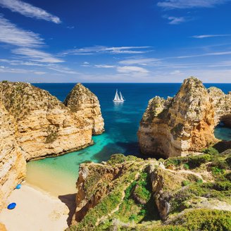 Ausblick auf Strand, Felsen und Meer im Süden Portugals.