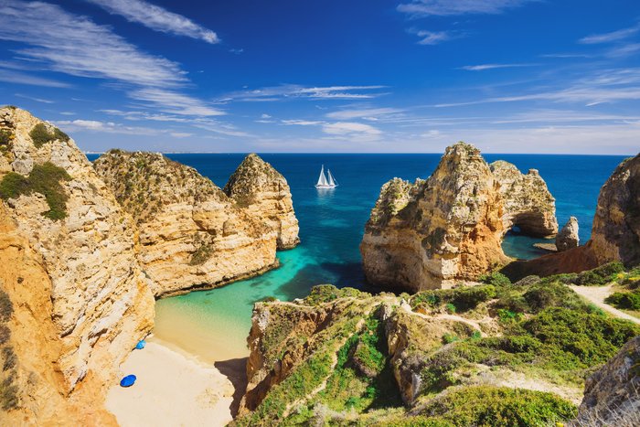 Ausblick auf Strand, Felsen und Meer im Süden Portugals.