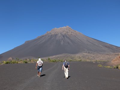 Kapverden: Pico do Fogo erwandern Zwei Wanderer laufen dem Vulkan Pico do Fogo auf der Kapverden-Insel Fogo entgegen.