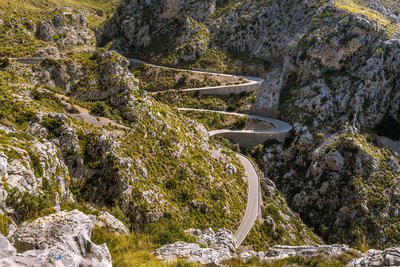 Geschlängelte Straße führt durch das Tramuntana Gebirge auf der Insel Mallorca.