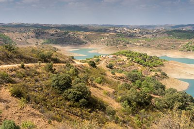 Die hügelige Landschaft von Barrocal an der Algarve Hügelige, trockene Landschaft in Südwestportugal