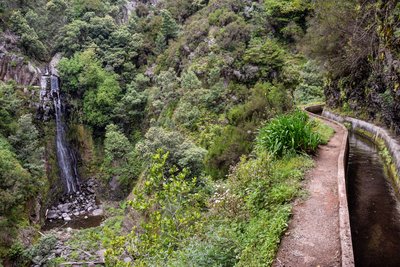 Ein Wanderweg an einem Wasserfall entlang