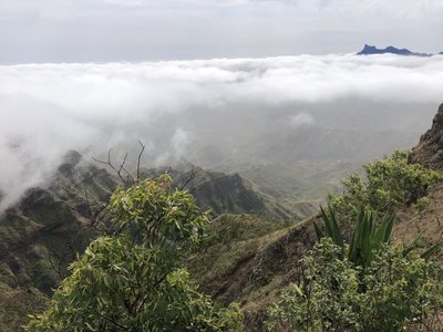 Wolken über der grünen Landschaft von Santiago, Kapverden