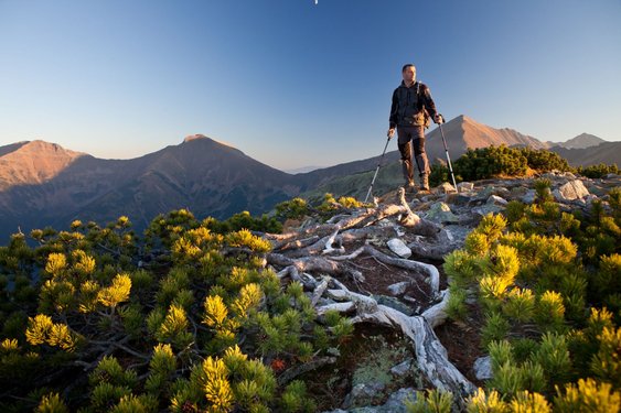 Ein Wanderer ist auf den Gipfeln der Hohen Tatra unterwegs.