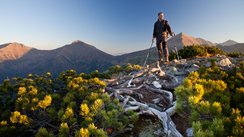 Ein Wanderer ist auf den Gipfeln der Hohen Tatra unterwegs.