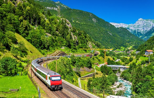 Bahnfahrt durch die Schweizer Berge