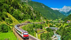 Bahnfahrt durch die Schweizer Berge
