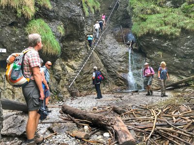 Wanderer bewundern einen Klamm im Slowakischen Paradies in der Slowakei