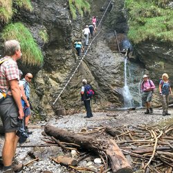 Wanderer bewundern einen Klamm im Slowakischen Paradies in der Slowakei
