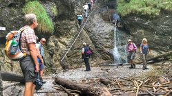 Wanderer bewundern einen Klamm im Slowakischen Paradies in der Slowakei