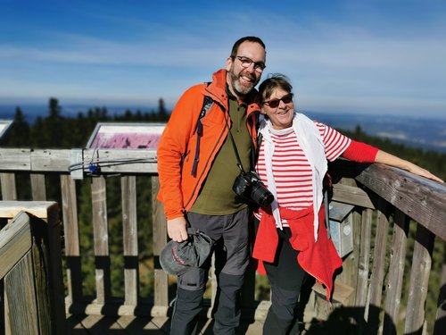 Die Wanderung ist geschafft! Ein Pärchen lächelt glücklich in die Kamera