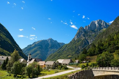 Panoramablick auf das Dorf Bretto in den Julischen Alpen