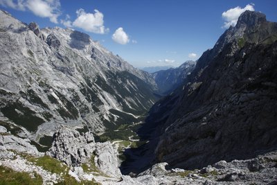 Blick auf ein schroffes Tal in den Alpen