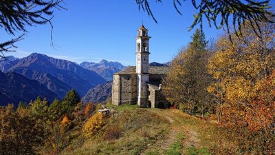 Inmitten der malerischen Bergwelt des Valle Maira steht eine alte Kirche.