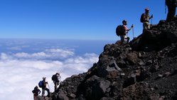 Wandergruppe besteigt eine Vulkan