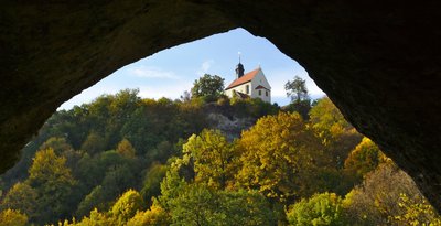 Blick aus der Ludwigshöhle auf die Klaussteinkapelle Die Klaussteinkapelle in der Fränkischen Schweiz