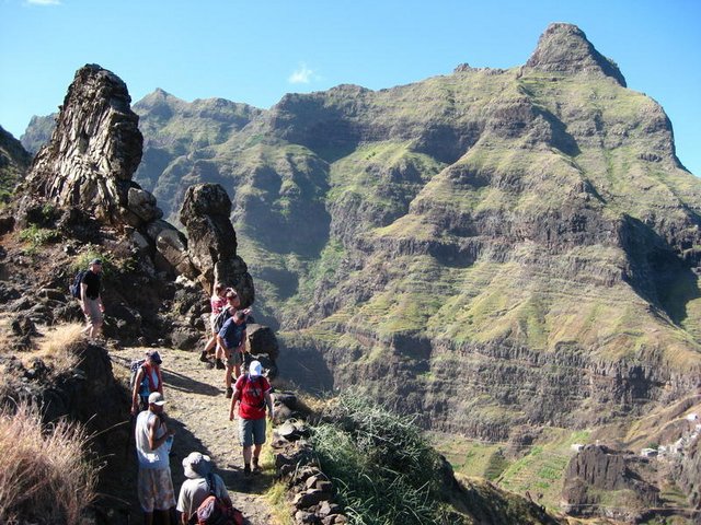 Wandergruppen wandert hoch oben in den Bergen