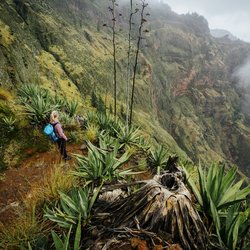 Eine Wanderin blickt in den Cova Krater auf Santo Antão