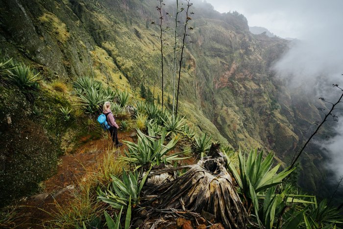 Eine Wanderin blickt in den Cova Krater auf Santo Antão