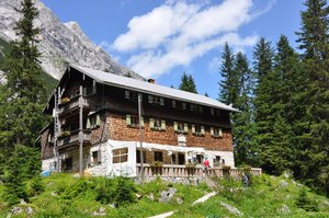 Die Reintalangerhütte in den Bayerischen Alpen Eine Almhütte bei schönem Wetter
