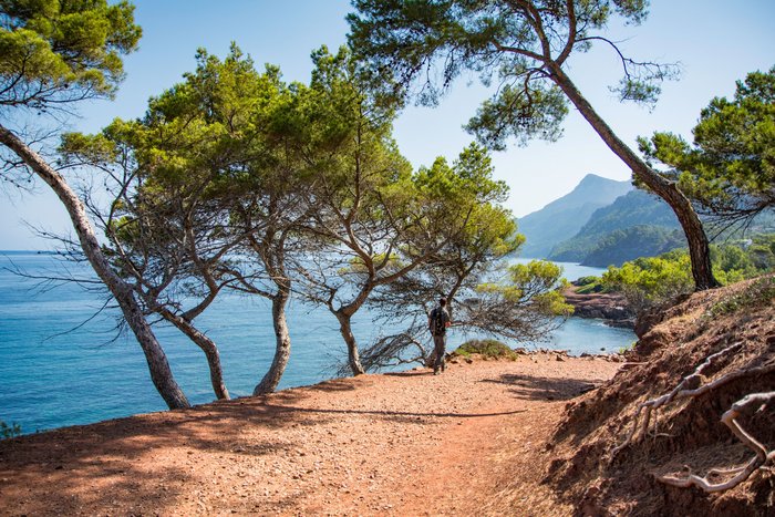 Ein Wanderer auf einem Küstenweg auf der Balearen-Insel Mallorca.