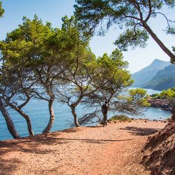 Ein Wanderer auf einem Küstenweg auf der Balearen-Insel Mallorca.