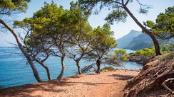 Ein Wanderer auf einem Küstenweg auf der Balearen-Insel Mallorca.