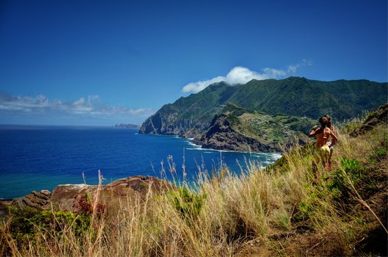 Ausblicke genießen auf Madeira Frauen genießen den Meerblick bei Porto da Cruz auf Madeira.