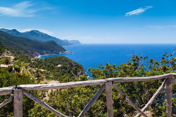 Ausblick vom Tramuntana Gebirge auf Mallorca Aussicht vom Wanderweg im Tramuntana Gebirge