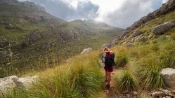 Eine junge Wanderin unterwegs in der Serra de Tramuntana auf Mallorca.