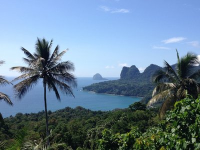 Von Dschungel umgebene Bucht auf Sao Tomé