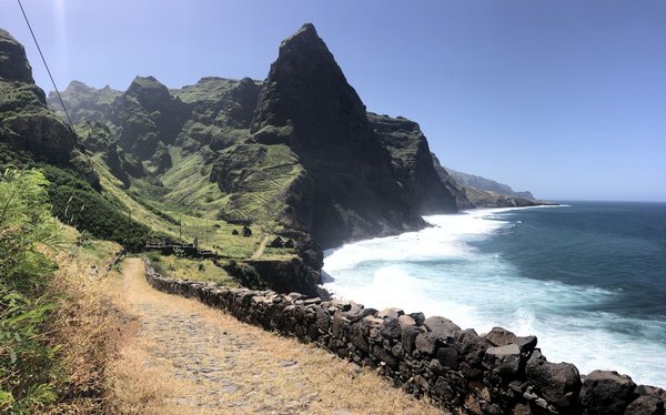 Auf Eselspfaden entlang der Steilküste auf Santo Antão Ein mit groben Steinen gepflasterter Weg führt entlang der Nordküste von Santo Antão.