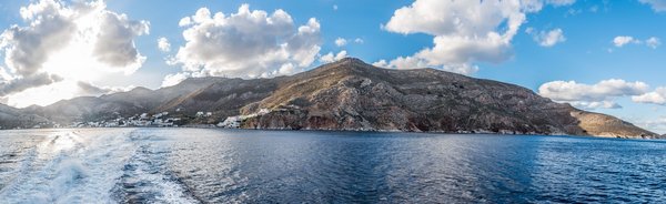 Blick vom Meer auf die Insel Tilos
