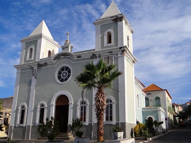 Blick aufwärts auf eine Kirsche