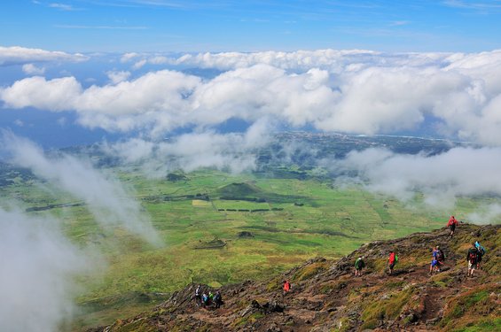 Wandergruppe auf dem Abstieg vom Vulkan Pico auf den Azoren.