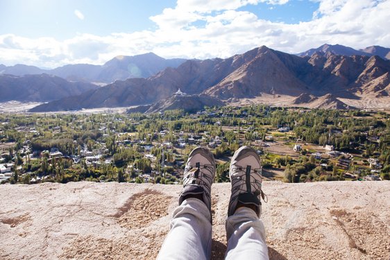 Ein Wanderer macht Pause, legt seine Füße hoch und genießt die Landschaft