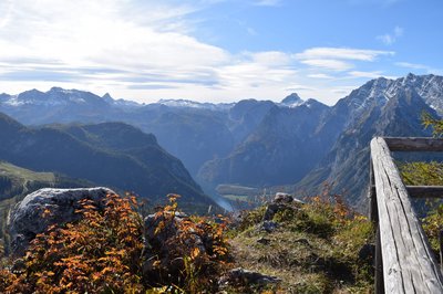 Wanderpause mit Ausblick auf den Königsee im Berchtesgadener Land