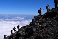 Eine Wandergruppe erklimmt den Pico do Fogo, Kapverden.