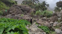 Eine Wanderin erklimmt einen gerölligen, schmalen Pfad auf der Kapverden-Insel Santo Antão.