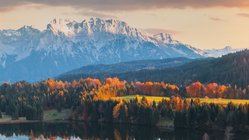 Herbstliche Landschaft mit Wald und Bergen