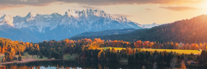 Herbstliche Landschaft mit Wald und Bergen