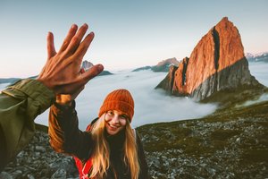 Zwei Wanderer geben sich ein "High Five" nach einer Bergbesteigung.