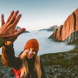Zwei Wanderer geben sich ein "High Five" nach einer Bergbesteigung.