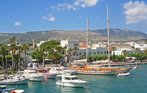 Kos-Stadt, Heimat des Arztes Hippokrates Vom Wasser aus schaut man auf den Hafen von Kos-Stadt mit dümpelnden Booten.