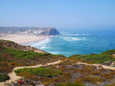 Der Strand von Monte Clérigo an der Algarve Blick auf einen Strand am blauen Meer
