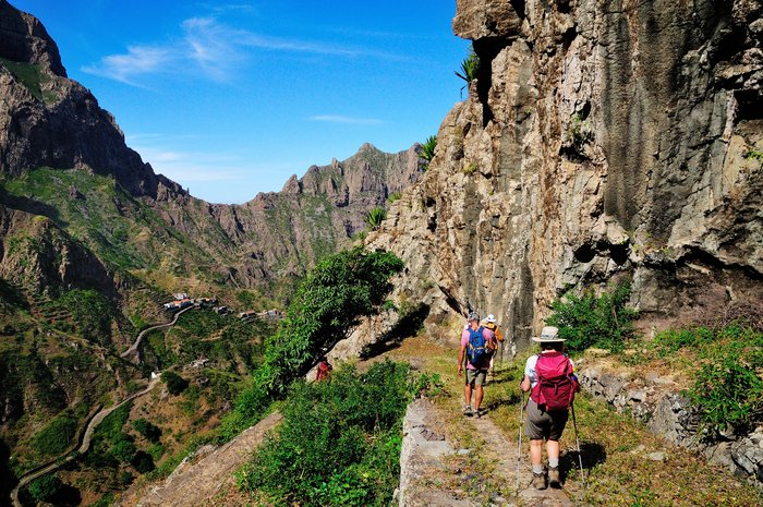Eine Wandergruppe läuft auf einem Wanderweg in bergiger Landschaft richtung Tal auf den Kapverden.