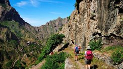 Eine Wandergruppe läuft auf einem Wanderweg in bergiger Landschaft richtung Tal auf den Kapverden.