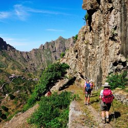 Eine Wandergruppe läuft auf einem Wanderweg in bergiger Landschaft richtung Tal auf den Kapverden.